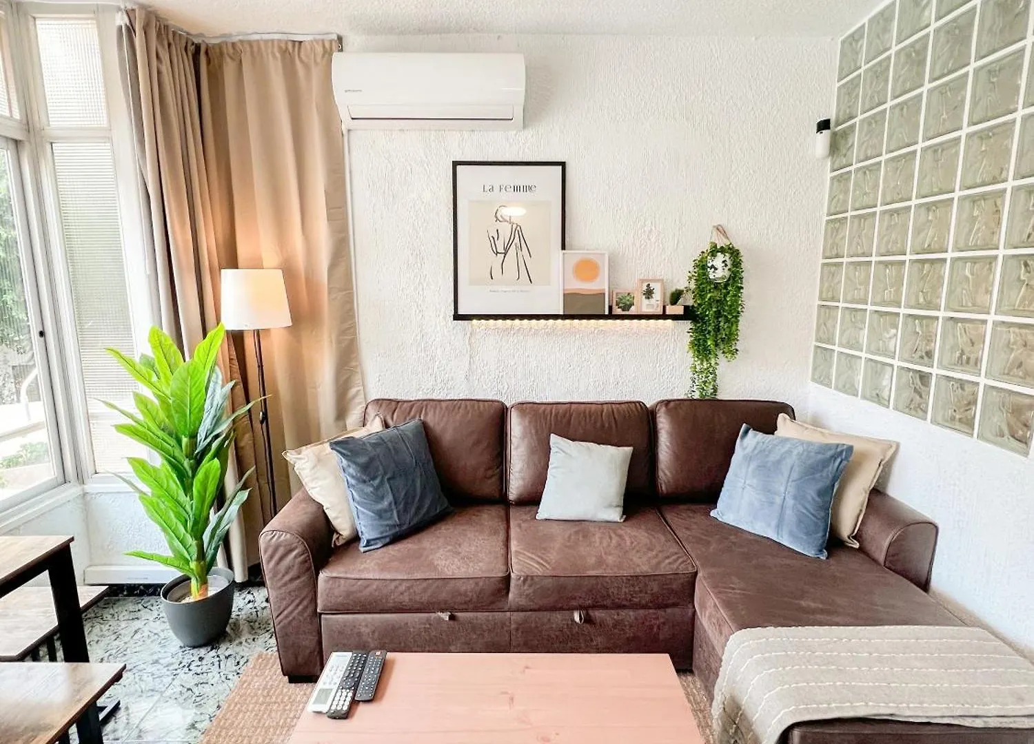 Cozy And Bright Flat With Pool contacts